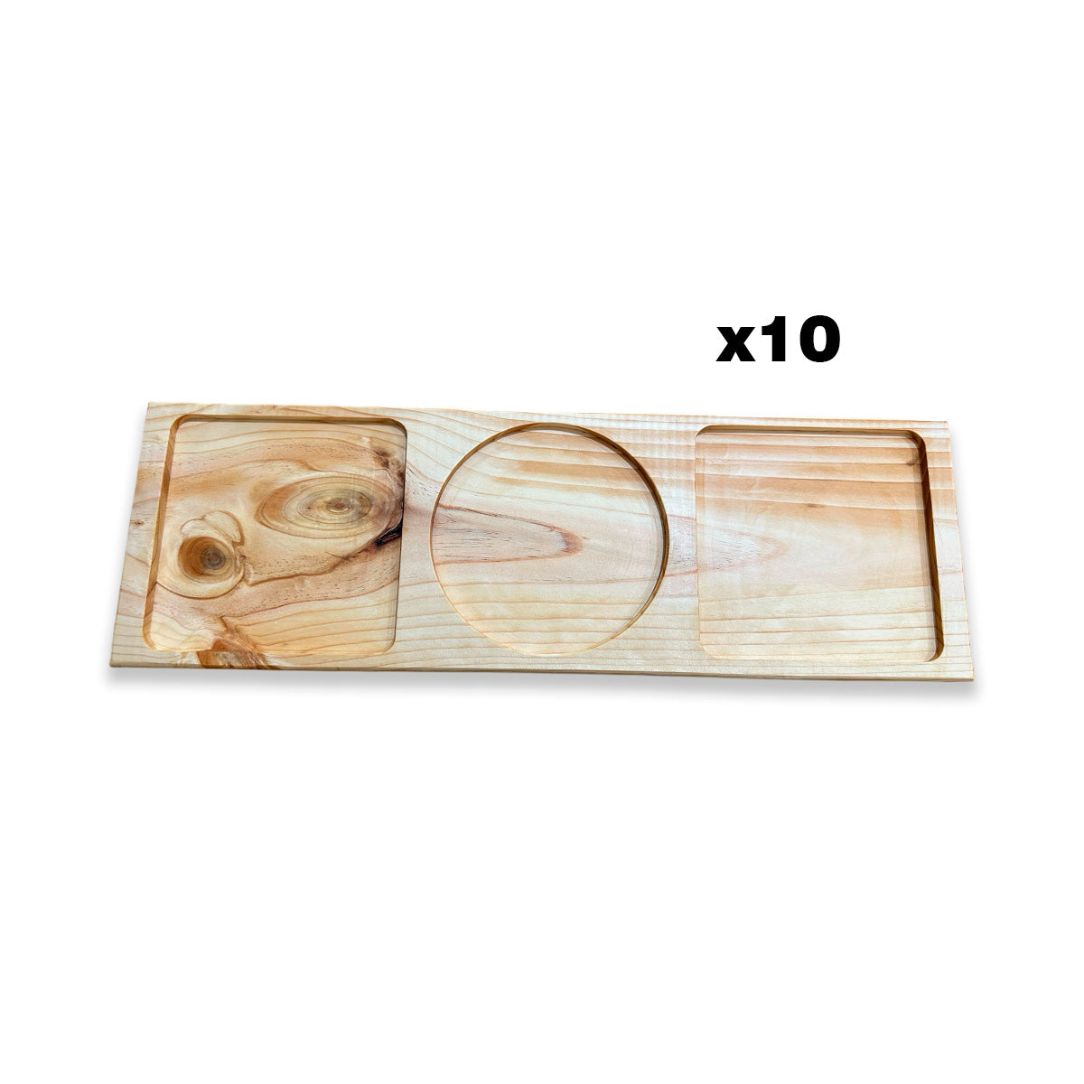 Imagen de una tabla de picoteo de madera de pino con espacios para colocar alimentos, vista desde arriba.