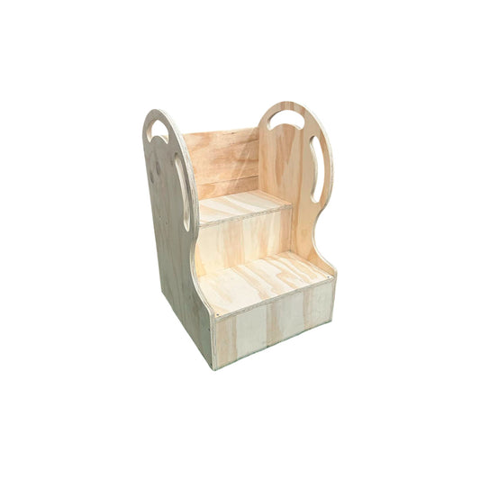Escalera de madera Montessori con dos peldaños y laterales curvos, diseñada para niños.