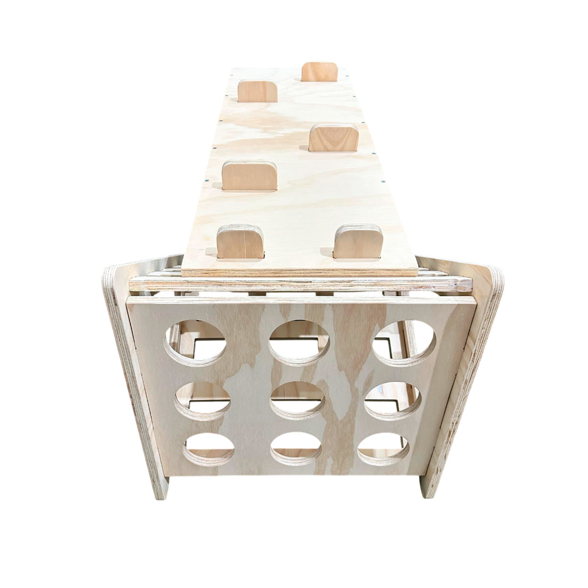 Imagen de un circuito de escalada Pikler Montessori con un escalador triangular y una rampa de madera clara, ideal para niños.