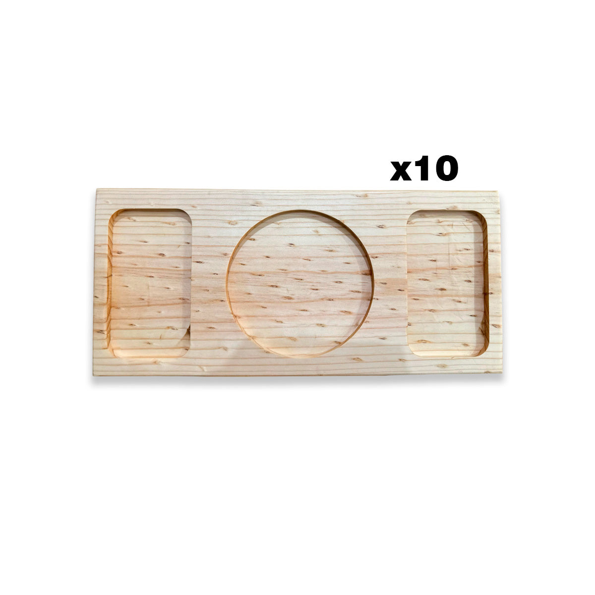 Imagen de una tabla de picoteo de pino con tres compartimentos, mostrando su diseño rústico y elegante. Incluye un pack de 10 unidades.