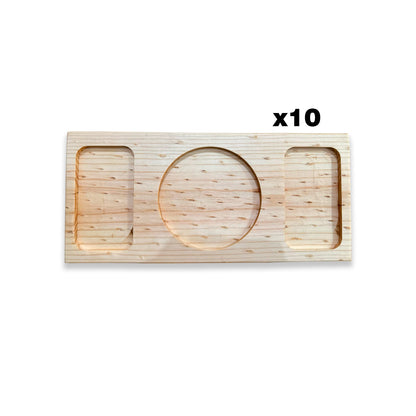 Imagen de una tabla de picoteo de pino con tres compartimentos, mostrando su diseño rústico y elegante. Incluye un pack de 10 unidades.