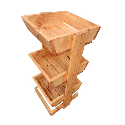 Verdulero de madera con tres bandejas en color alerce, ideal para organizar frutas y verduras en la cocina.