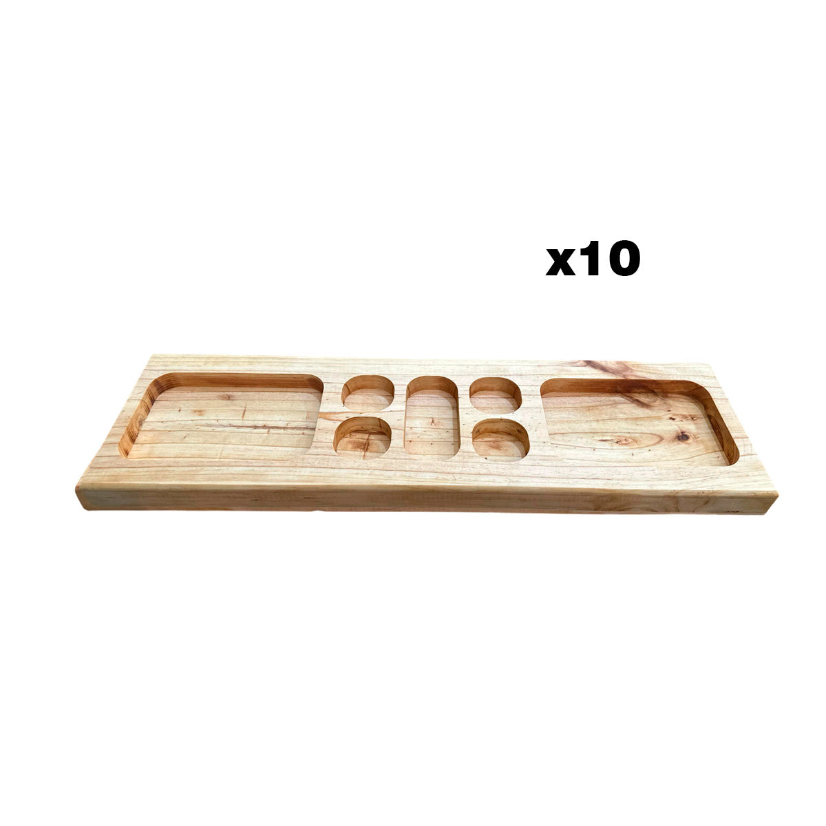 Tabla de picoteo de madera de pino con espacios para aperitivos, mostrada en un fondo blanco.