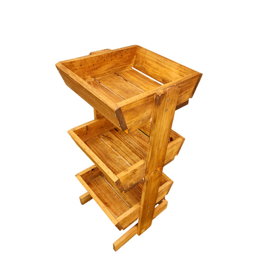 Verdulero de madera color roble con tres bandejas apiladas, ideal para almacenar frutas y verduras.