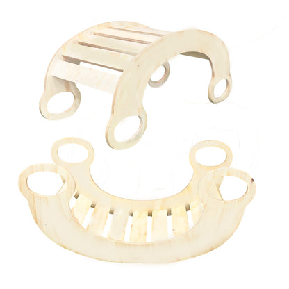 Balancín de madera claro con diseño curvo y orificios en los extremos.