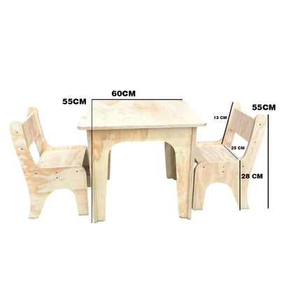 Set de mesa y dos sillas de madera natural para niños, con diseño simple y medidas visibles.