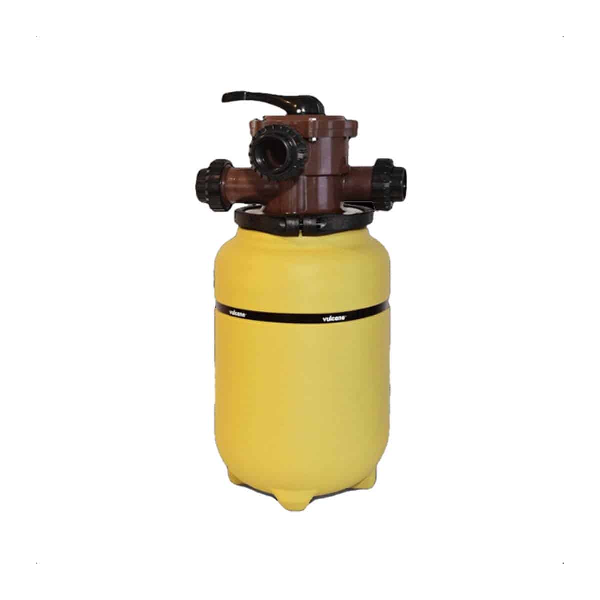 Filtro amarillo para piscina con multiválvula en la parte superior, sobre fondo blanco.