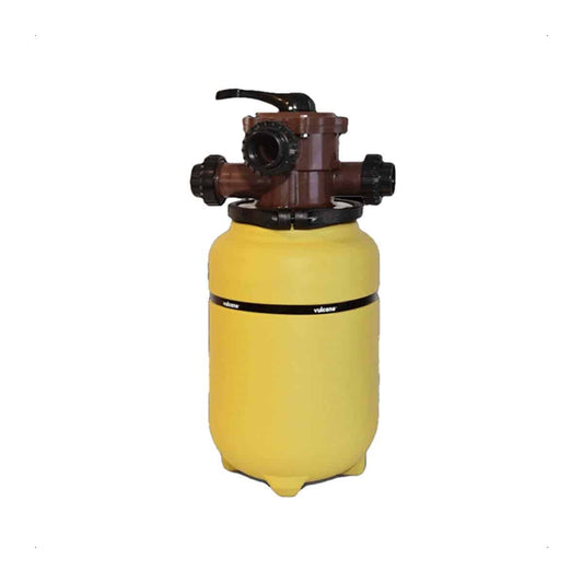 Filtro amarillo para piscina con multiválvula en la parte superior, sobre fondo blanco.