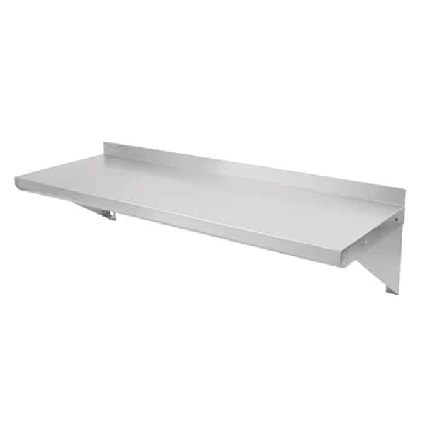 Imagen de una repisa mural de acero inoxidable con respaldo y escuadras para soporte, ideal para cocinas o talleres.