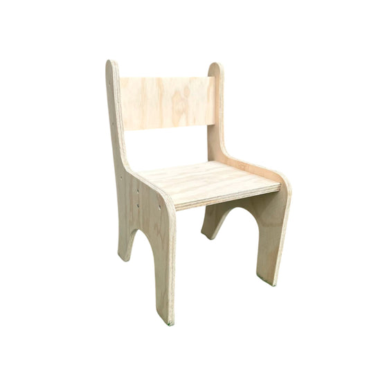 Silla infantil de madera con diseño curvado, ideal para espacios de juego y jardín.